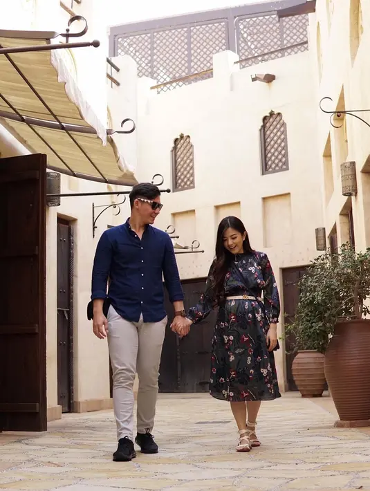 Keduanya juga menyelusuri gurun pasir bertemu dengan kaum bedouin (orang-orang yang tinggal di padang pasir) di Dubai. Dan malam harinya ditutup dengan dinner di Beouin camp. (Instagram/frandaaa87)