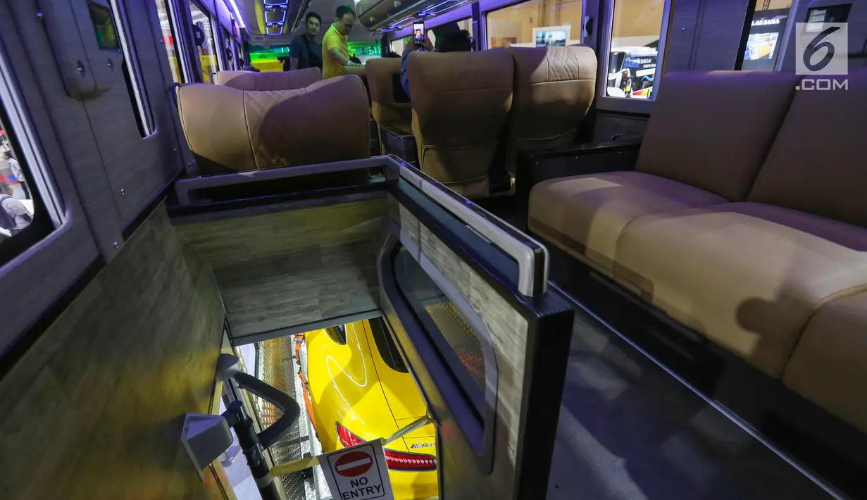 Akses menuju garasi mobil sport di dalam bus single doubel decker (SDD) pada  gelaran GIIAS 2019 di ICE BSD, Tangerang, Jumat (19/9/2019).Bus SDD, Adiputro memiliki sistem entertainment berupa smart tv, subwoofers, 10 speakers, preamplifier dan DVD player. (Liputan6.com/Ferbian Pradolo)