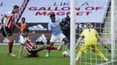 Penyerang Manchester City, Raheem Sterling, berusaha mencetak gol ke gawang Sheffield United pada laga lanjutan Liga Inggris di Stadion Bramall Lane, Sabtu (31/10/2020) malam WIB. Manchester City menang 1-0 atas Sheffield. (Tim Keeton/Pool via AP)