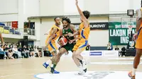 Bertanding di GOR Pancasila UGM, Sleman, Kamis (24/4/2025), Bima Perkasa Jogja harus mengakui keunggulan tamunya Satria Muda Pertamina dengan skor 65-80 pada laga lanjutan&nbsp;Indonesian Basketball League (IBL) 2025. (Bola.com/Ana Dewi)