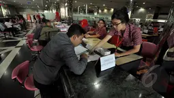 Petugas Lion Air memberikan penjelasan kepada calon penumpang di kantor pusat Lion Air, Jakarta, Senin (23/2/2015). Keadaan kantor pusat Lion Air terlihat kondusif usai insiden delay beberapa hari lalu. (Liputan6.com/Faizal Fanani)