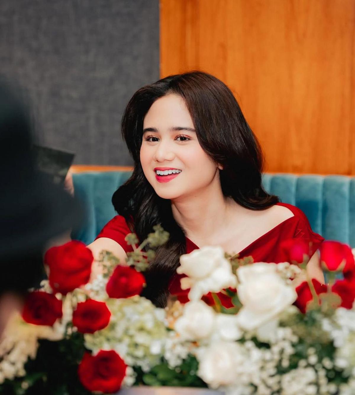Potret Tissa Biani Memukau di Launching Film '7 HARI UNTUK KESHIA', Busana Merah yang Memesona