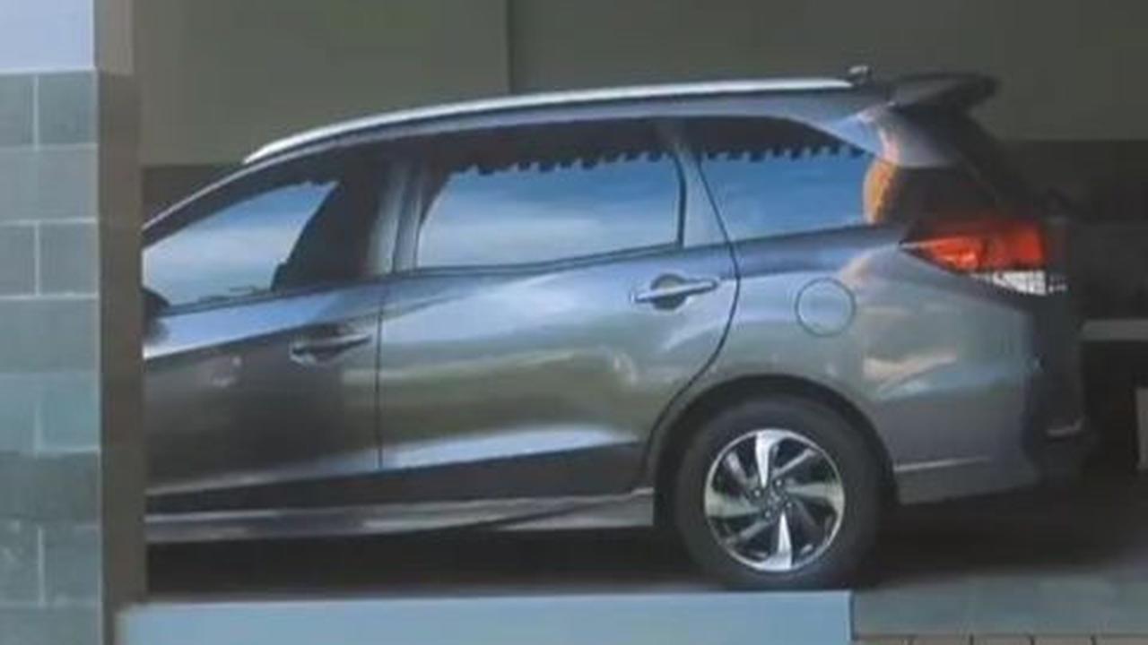 Di samping rumah terdapat sebuah garasi dengan luas yang cukup, di mana mobil terparkir dengan rapi di bawah kanopi.<br>
