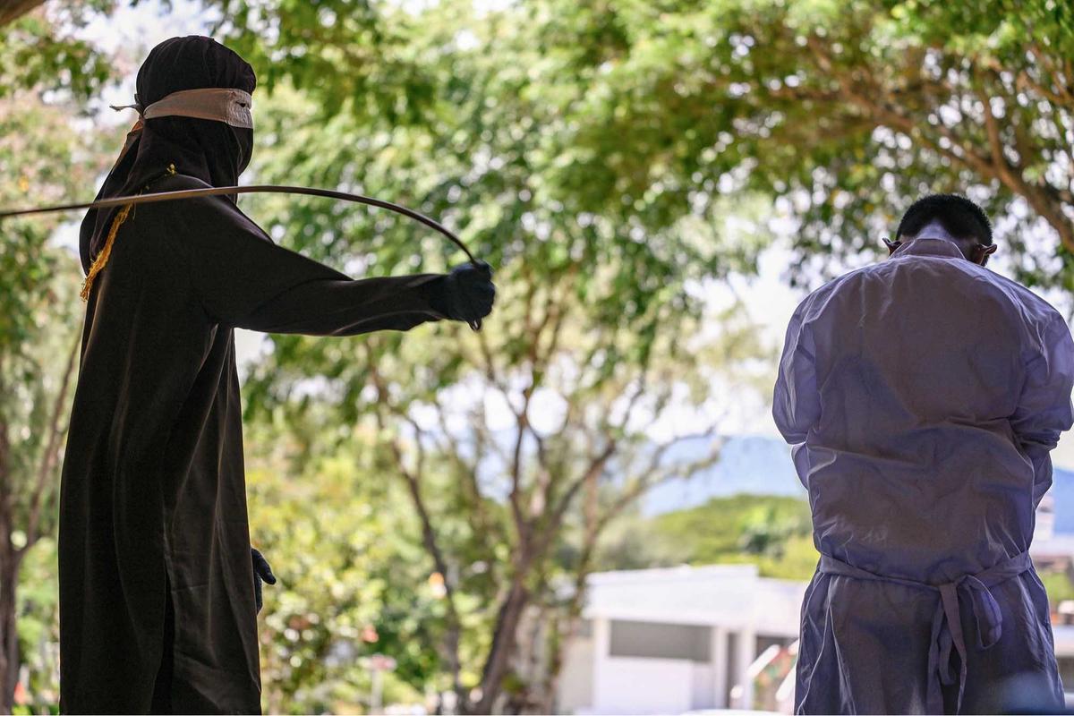 FOTO: 10 Terpidana Dicambuk di Banda Aceh, Termasuk Pasangan Sesama Jenis