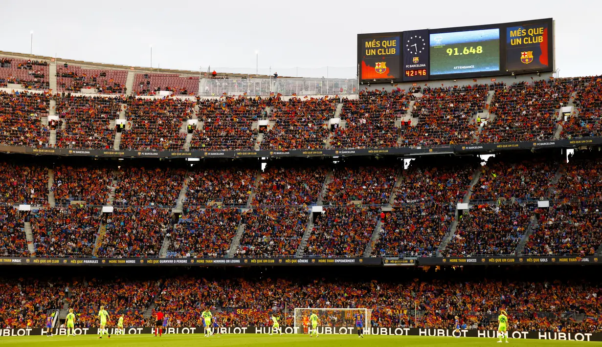 <p>Pemandangan kontras terjadi di Stadion Camp Nou. Tim Barcelona Wanita berhasil pecahkan rekor penonton di Stadion kebanggaan Tim Katalan tersebut. (AP/Joan Monfort)</p>