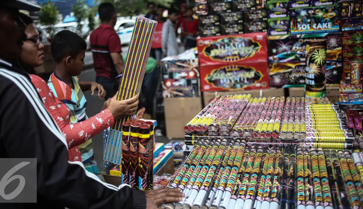 Seorang pembeli memilih petasan di Pasar Asemka, Jakarta, Selasa (27/12). Biasanya, perayaan tahun baru memang identik dengan menyalakan petasan dan pesta kembang api. (Liputan6.com/Faizal Fanani)
