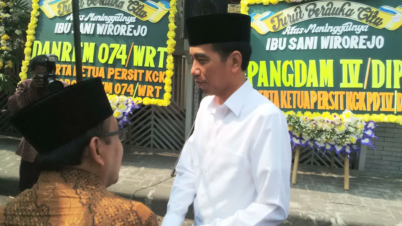 Tiba di Rumah Duka, Jokowi-Iriana Disambut Keluarga Besar