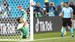 Yann Sommer berhasil membaca arah sekaligus menepis sepakan penalti striker Prancis, Kylian Mbappe,. (Robert Ghement/Pool via AP)