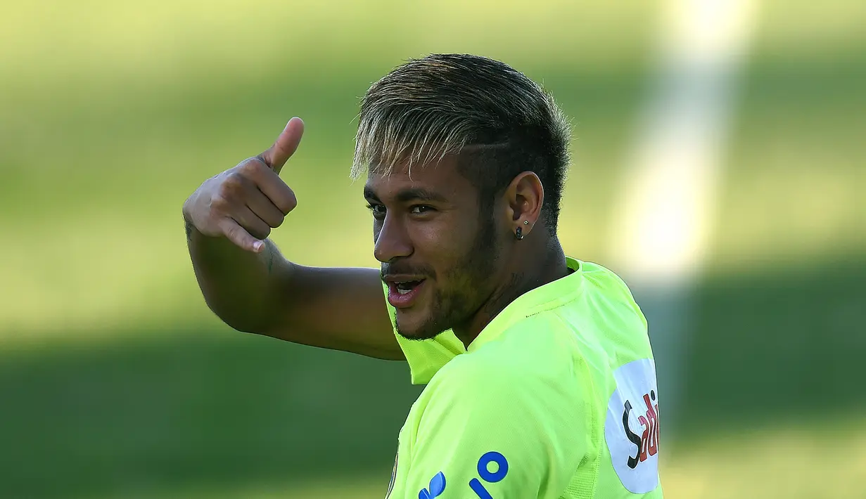 Pemain Brasil Neymar saat sesi latihan di Stadion President Vargas menjelang pertandingan perempat final Piala Dunia FIFA 2014 antara Brasil dan Kolombia di Fortaleza, 3 Juli 2014. (AFP PHOTO/VANDERLEI ALMEIDA)