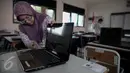 Petugas menyiapkan komputer/laptop  untuk ujian nasional berbasis komputer (computer based test/CBT) di SMP N 1, Jakarta, (7/5/2016). Ujian Berbasis komputer ini serentak dilaksanakan pada tanggal 9-12 Mei 2016. (Liputan6.com/Faizal Fanani)