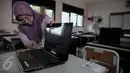 Petugas menyiapkan komputer/laptop  untuk ujian nasional berbasis komputer (computer based test/CBT) di SMP N 1, Jakarta, (7/5/2016). Ujian Berbasis komputer ini serentak dilaksanakan pada tanggal 9-12 Mei 2016. (Liputan6.com/Faizal Fanani)