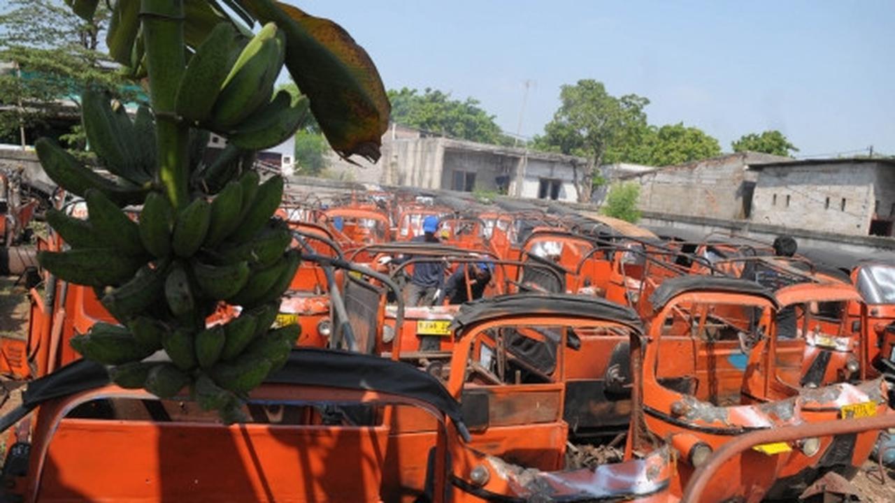 Melihat pemusnahan bajaj dua tak di Cipinang Bali