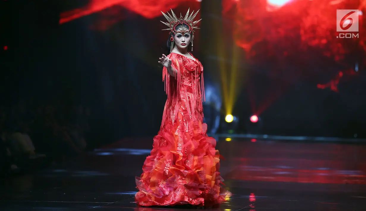 Diva papan atas, Krisdayanti tampil membawakan karakter alam semesta, yakni elemen api dalam peragaan tunggal di Jakarta, Rabu (13/12). Peragaan tunggal 47 mahakarya Rinaldy Yunardi x Absolut Elyx itu bertajuk EQUILIBRIUM. (Liputan6.com/Johan Tallo)