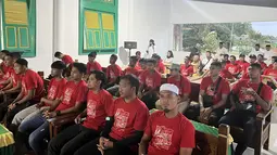 Skuad Malut United menghadiri acara jamuan buka puasa bersama oleh Sultan Tidore, H. Husain Syah merayakan keberhasilan Malut United promosi ke Liga 1 2024/2025 usai menempati peringkat ketiga Pegadaian Liga 2 2023/2024 di Istana Kesultanan Tidore, Maluku Utara, Jumat (15/3/2024) malam WIT. (Bola.com/Hery Kurniawan)