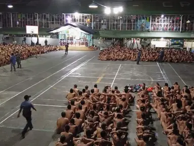 Badan Anti Narkoba Filipina pada Kamis (2/3) merilis foto ratusan tahanan yang ditelanjangi dan dikumpulkan di lapangan penjara di Provinsi Cebu, sambil digeledah untuk mencari barang-barang terlarang. (MERLIE DACUNOS/CEBU PROVINCIAL POLICE OFFICE/AFP)