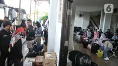 Calon penumpang menunggu jadwal keberangkatan bus antarkota antarprovinsi (AKAP) di Terminal Jatijajar, Depok, Jawa Barat, Minggu (16/4/2023). (merdeka.com/Iqbal S Nugroho)