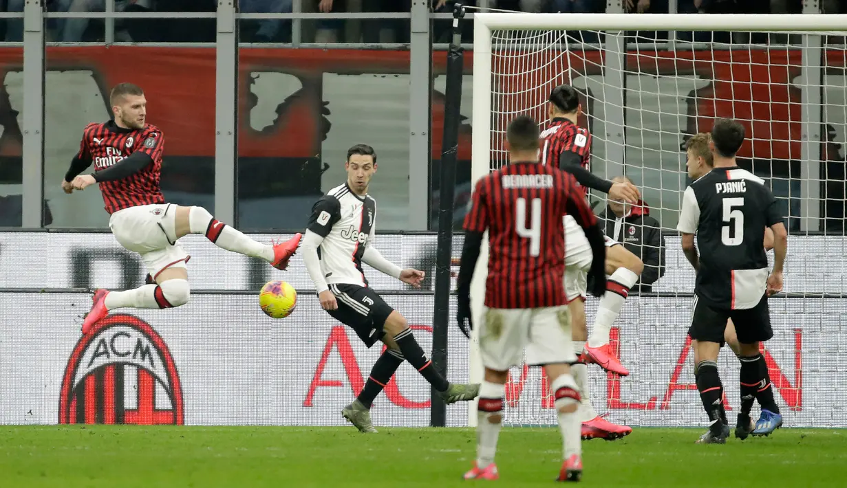 Pemain AC Milan Ante Rebic (kiri) mencetak gol ke gawang Juventus pada pertandingan Coppa Italia di Stadion San Siro, Milan, Italia, Kamis (13/2/2020). Pertandingan berakhir 1-1. (AP Photo/Luca Bruno)
