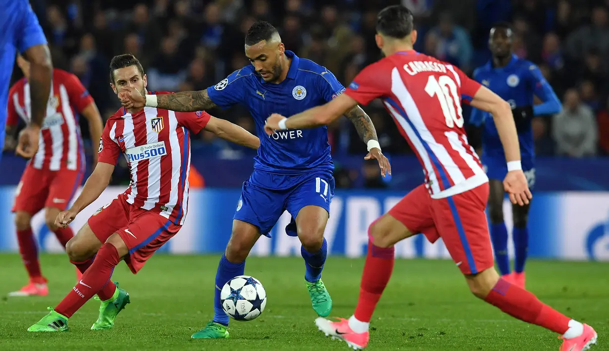 Bek Leicester, Danny Simpson, berusaha melewati pemain Atletico Madrid pada laga leg kedua Liga Champions di Stadion King Power, Inggris, Selasa (18/4/2017). Meski imbang 1-1, Atletico lolos ke semifinal dengan agregat 2-1. (AFP/Ben Stansall)