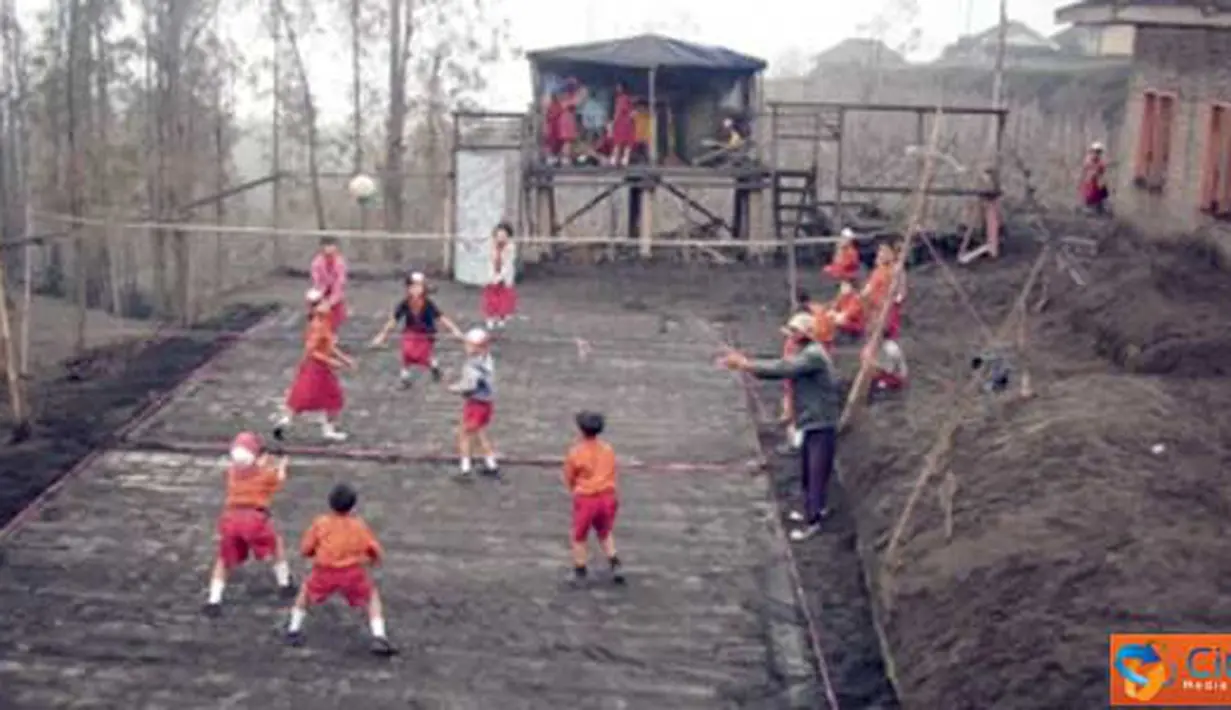 Citizen6, Temanggung: Siswa/i melakukan olahraga voli di lapangan yang penuh dengan material letusan Gunung Bromo. (Pengirim: SDN Ngadirejo)