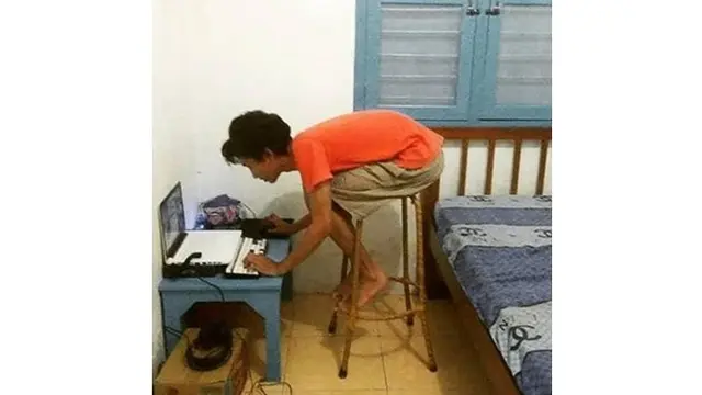 6 Posisi Orang Duduk Ini Nyeleneh Banget, Persulit Diri