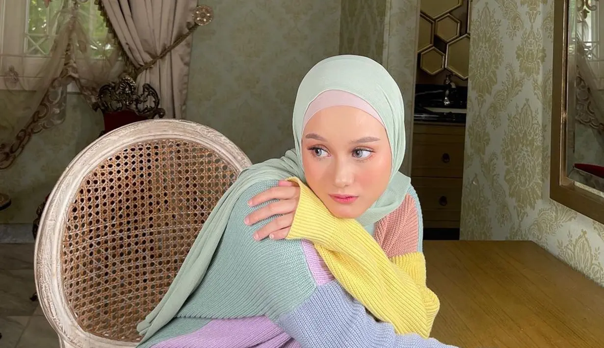 Maret 2022, Dinda Hauw umumkan bahwa ia keguguran anak keduanya. Sama seperti Asmirandah, sebelumnya Dinda tak umumkan bahwa ia hamil. Seminggu setelah USG, Dinda alami pendaharahan dan dinyatakan bahwa ia keguguran. Dalam ceritanya, bintang film Surat Kecil Untuk Tuhan ini tahu bahwa dirinya hamil saat masih liburan di luar negeri dan putuskan untuk USG setelah pulang ke Jakarta. (Liputan6.com/IG/@dindahw)
