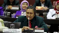 Ketua Umum Ikatan Dokter Indonesia, Oetama Marsis memaparkan pendapatanya saat menghadiri Rapat Dengar Pendapat Umum (RDPU) dengan Badan Legislasi DPR di Kompleks Parlemen, Jakarta, Senin (2/4). (Liputan6.com/JohanTallo)