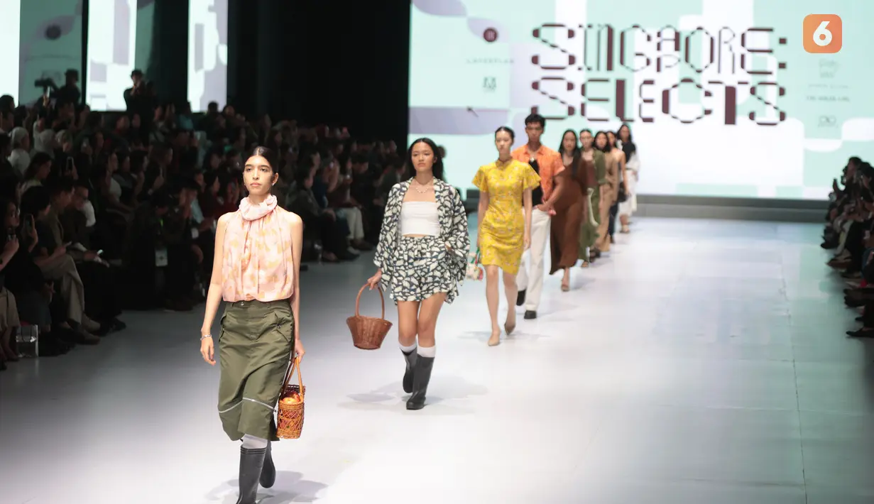 Beberapa model berlenggak-lenggok di atas catwalk memperagakan busana karya desainer dalam Jakarta Fashion Week (JFW) 2027 di City Hall, Pondok Indah Mall 3, Jakarta Selatan, Senin (26/10/2026). Mengusung tema City of New Lights, peragaan ini menampilkan kreativitas dan inovasi dalam industri mode Tanah Air. (KLY/Budy Santoso)