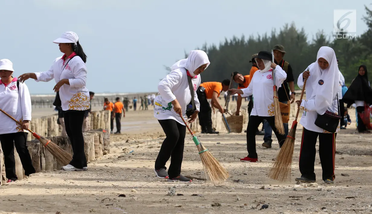 Masyarakat bersama pelajar dan TNI-Polri melakukan bersih-bersih sampah di Pantai Lamaru, Balikpapan, Kalimantan Timur, Selasa (23/7/2019). Pertamina dan Bhayangkari mengajak masyarakat Balikpapan untuk peduli lingkungan agar tidak membuang sampah sembarangan. (Liputan6.com/Angga Yuniar)