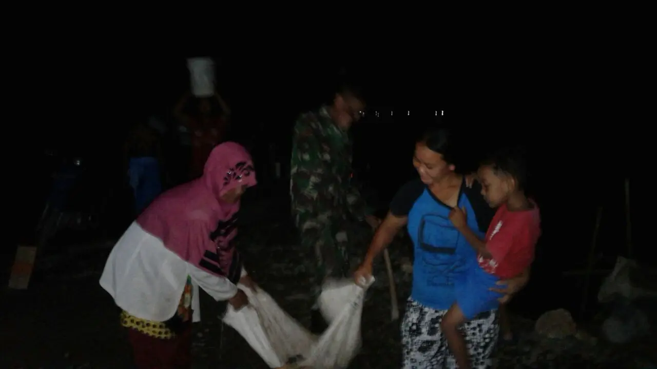 Kisah Emak-Emak Perkasa Sukarela Membangun Jalan Desa