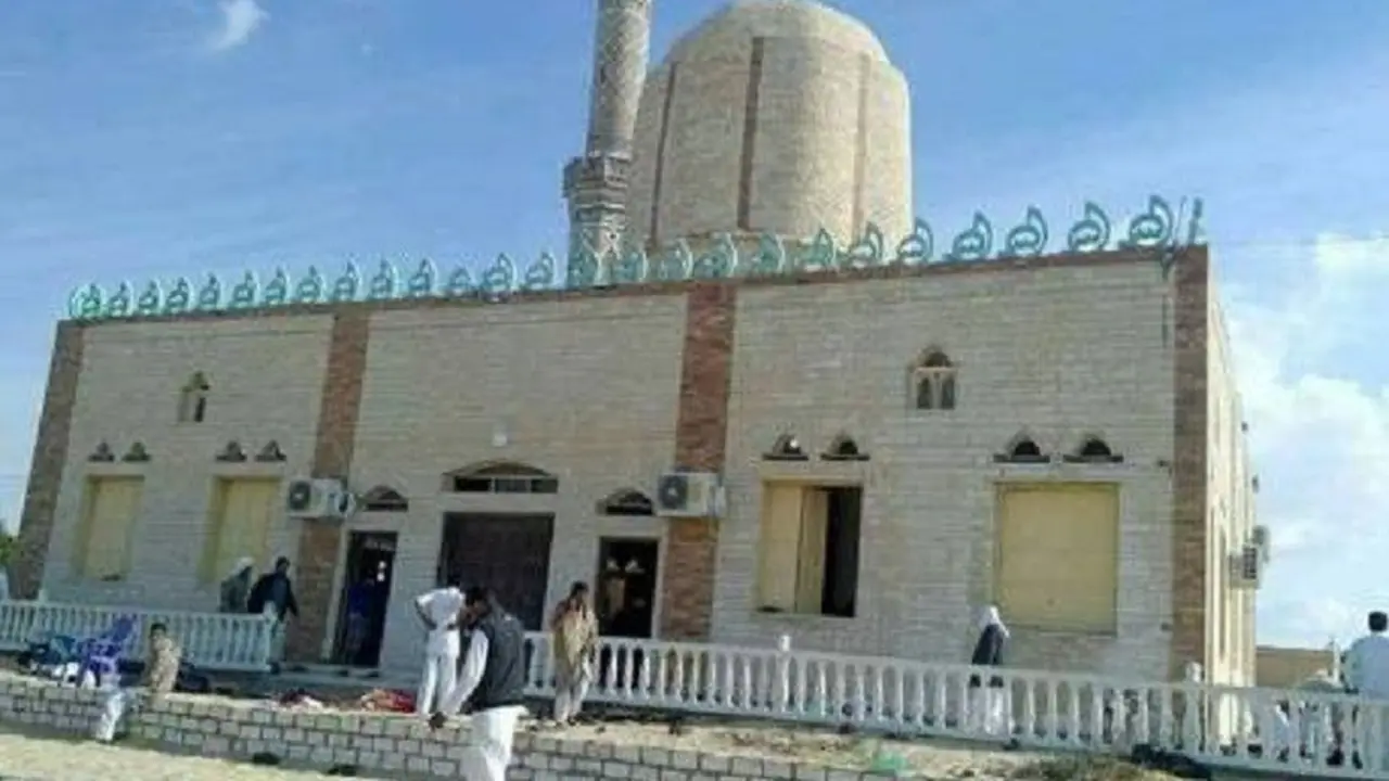 Ledakan Improvised Explosive Device (IED) yang dilancarkan oleh kelompok teroris tidak dikenal terjadi di samping Masjid Ar-Raudhah, Markaz Bir El-Abd, kota El-Arish, Sinai Utara (Twitter/Northern City of Arish, Sinai)