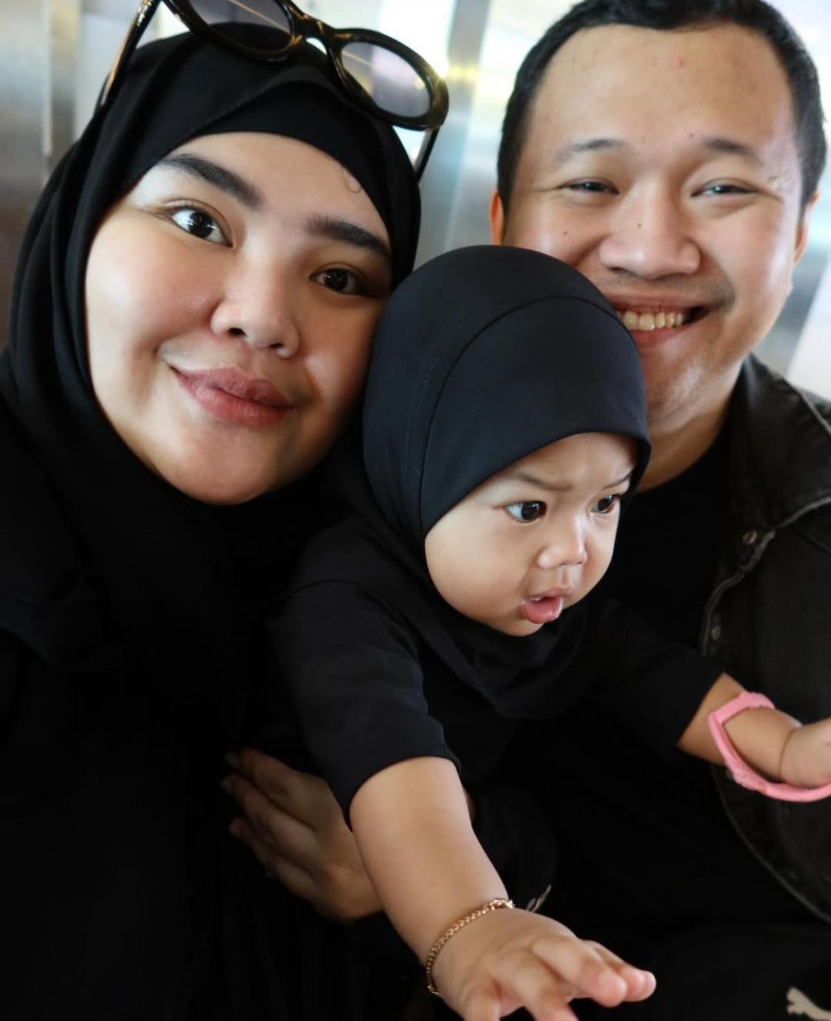 Mengawali Tahun dengan Umroh, Rosa Meldianti Keponakan Dewi Perssik Bagikan Potret Hangat Bersama Suami dan Anak