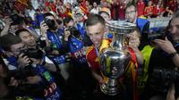 Spanyol pun mencetak sejarah baru sebagai pemilik rekor gelar Piala Eropa terbanyak sepanjang masa. La Furia Roja kini mengemas empat trofi, gelar terbanyak dalam sejarah Euro. (AP Photo/Martin Meissner)