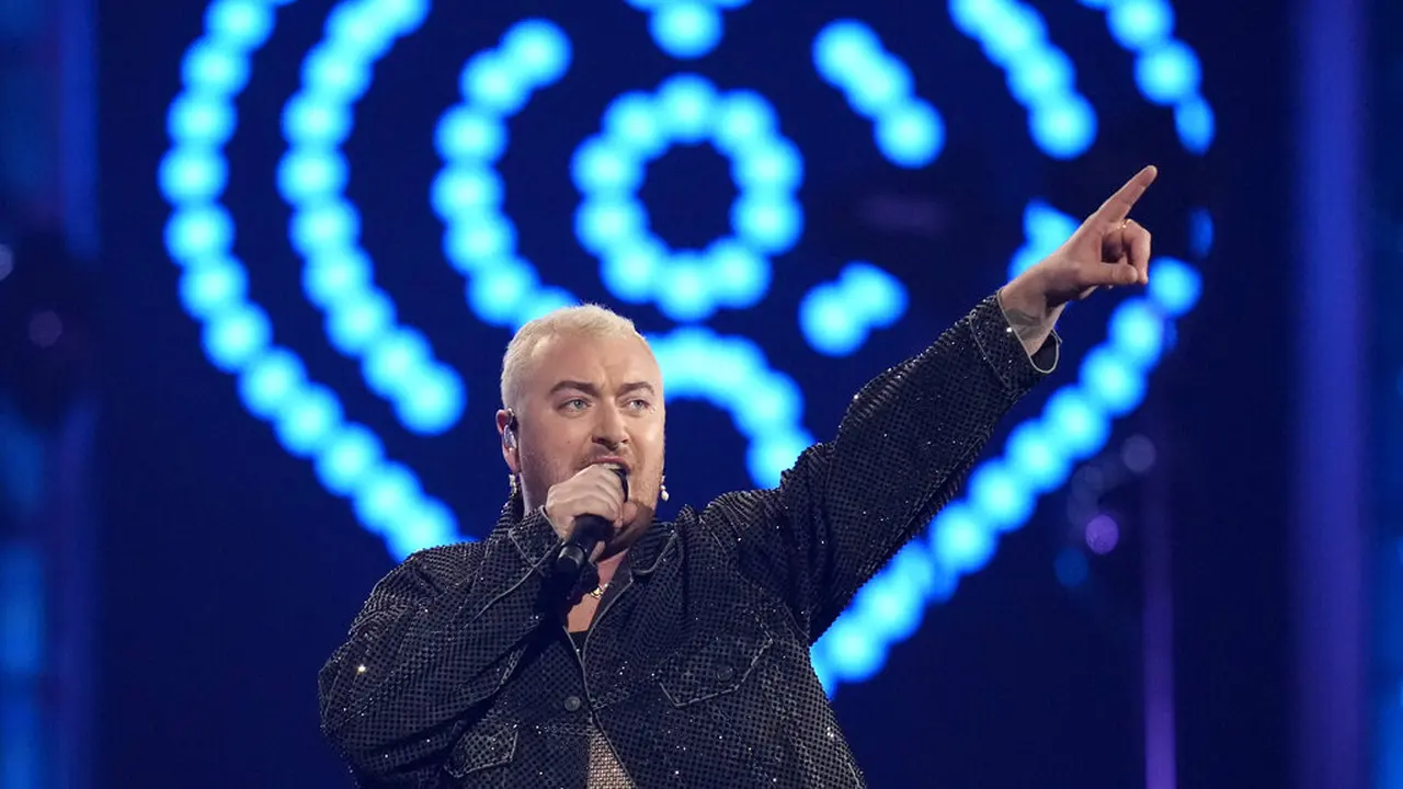 Sam Smith Beraksi di Panggung iHeartRadio Music Festival
