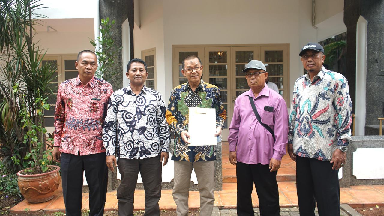 Sejumlah petani dan pekerja tembakau menyurati tiga pasangan calon Presiden (capres) dan calon Wakil Presiden (cawapres). Mereka menyuarakan permintaan strategi perlindungan masa depan ekossistem pertembakauan lima tahun ke depan.