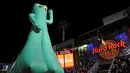 Sebuah balon udara raksasa karakter Gumbie melitas di Hollywood Boulevard saat Parade Natal Hollywood ke-85 di Los Angeles, California, AS (27/11). Parade ini digelar sejauh 3,5 mil (5,6 km) sepanjang rute Hollywood Boulevard. (Reuters/Phil McCarten)