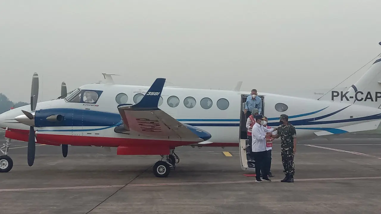 Menteri Perhubungan (Menhub) Budi Karya Sumadi melakukan uji coba runway di Bandara Halim Perdanakusuma, Jakarta, Selasa (12/7/2022).