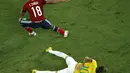Usai menerima terjangan bek Kolombia Juan Camillo Zuniga dari belakang, Neymar terkapar kesakitan, Brasil, Sabtu (5/7/14). (REUTERS/Fabrizio Bensch)