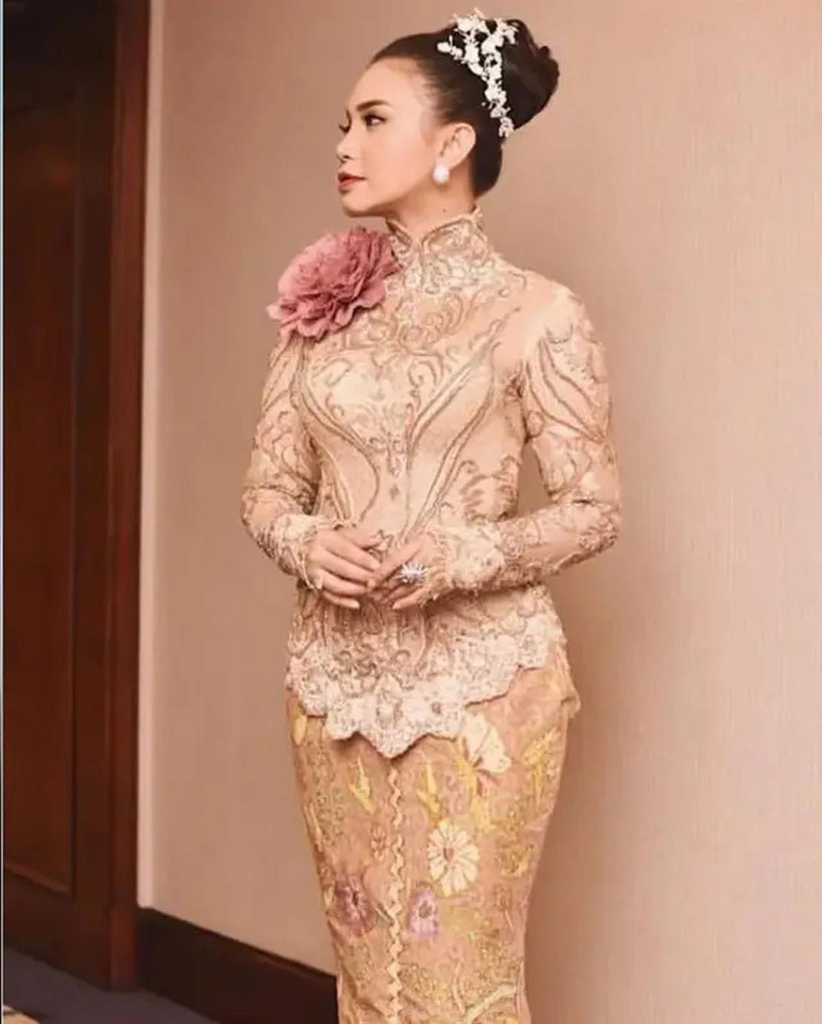 Foto-Foto Kebaya ala Rossa, Anggun Bawakan Budaya Indonesia
