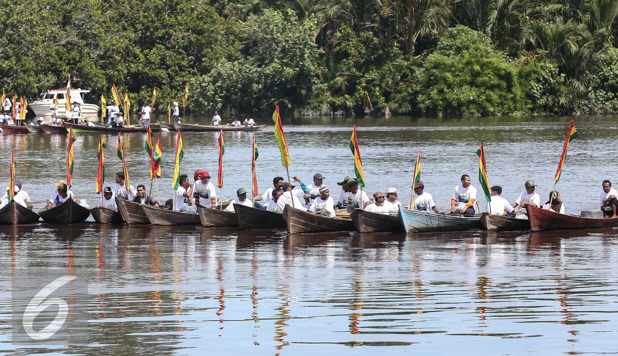 Para nelayan berpartisipasi saat puncak Hari Lingkungan Hidup Sedunia Tingkat Nasional 2016 di Sungai Siak, Riau, Jumat (22/7). Sebanyak 100.000 ekor Ikan Patin dilepas pada puncak Hari Lingkungan Hidup Nasional 2016. (Liputan6.com/Faizal Fanani)