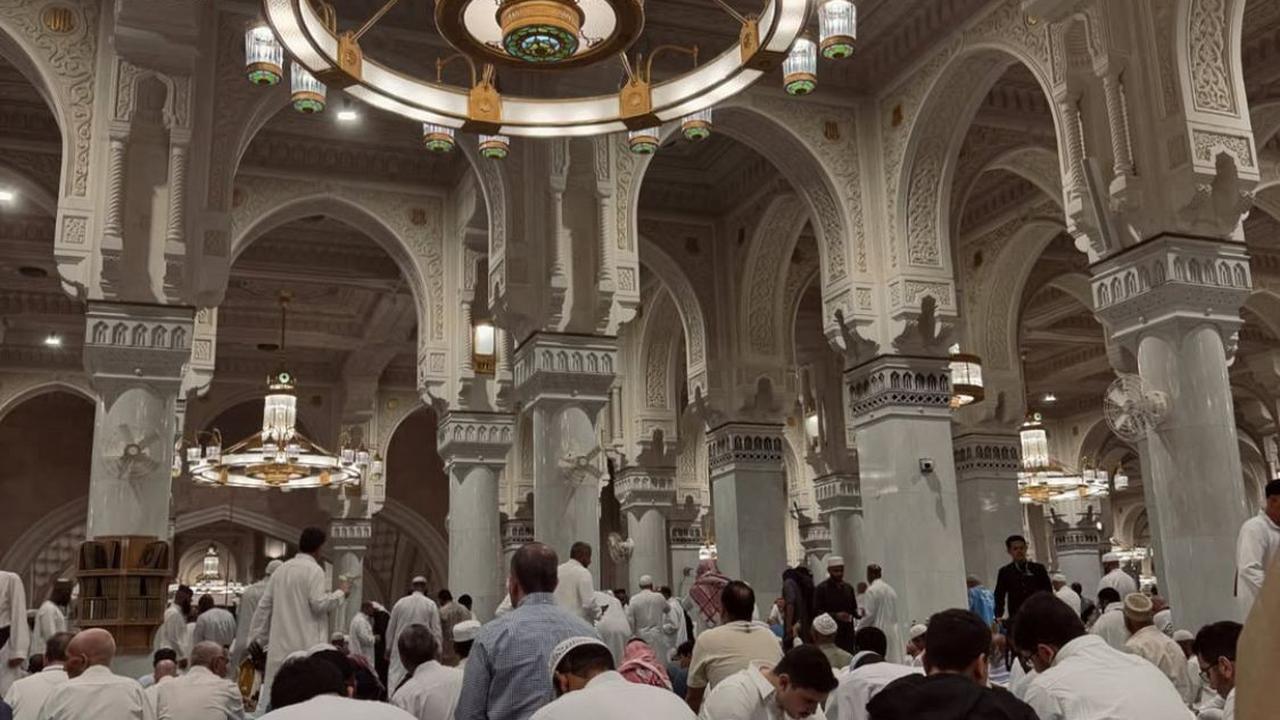 5 Potret Keakraban Umay Shahab dan Iqbaal Ramadhan di Tanah Suci, Netizen Terharu