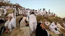 Jemaah haji berdoa saat mengunjungi bukit Jabal Rahmah di Padang Arafah, sebelah tenggara kota suci Makkah, Arab Saudi, Sabtu (10/8/2019). Menjelang Wukuf Arafah, Jabal Rahma yang terletak di Padang Arafah banyak dikunjungi peziarah haji. (FETHI BELAID / AFP)
