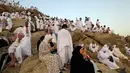 Jemaah haji berdoa saat mengunjungi bukit Jabal Rahmah di Padang Arafah, sebelah tenggara kota suci Makkah, Arab Saudi, Sabtu (10/8/2019). Menjelang Wukuf Arafah, Jabal Rahma yang terletak di Padang Arafah banyak dikunjungi peziarah haji. (FETHI BELAID / AFP)