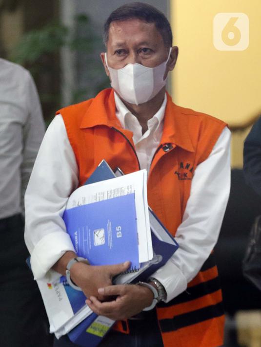 Mantan Dirut PT Pelindo II (Persero) Richard Joost Lino usai menjalani pemeriksaan di Gedung KPK, Jakarta, Senin (26/4/2021). RJ Lino diperiksa sebagai tersangka dugaan korupsi pengadaan tiga unit Quay Container Crane (QCC) di PT Pelindo II tahun 2010. (Liputan6.com/Helmi Fithriansyah)