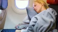 Tidur di Pesawat Bisa Rusak Pendengaran, Benarkah?