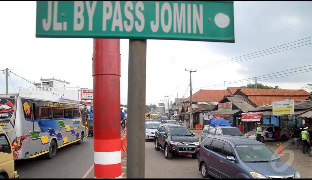 Kendaraan hanya mampu memacu kecepatan mobil di kisaran 5 KM/Jam. Akibat kemacetan ini, terlihat beberapa kendaraan mogok karena mesin yang terlampau panas, Jawa Barat, Jumat (21/07/2014) (Liputan6.com/Miftahul Hayat)