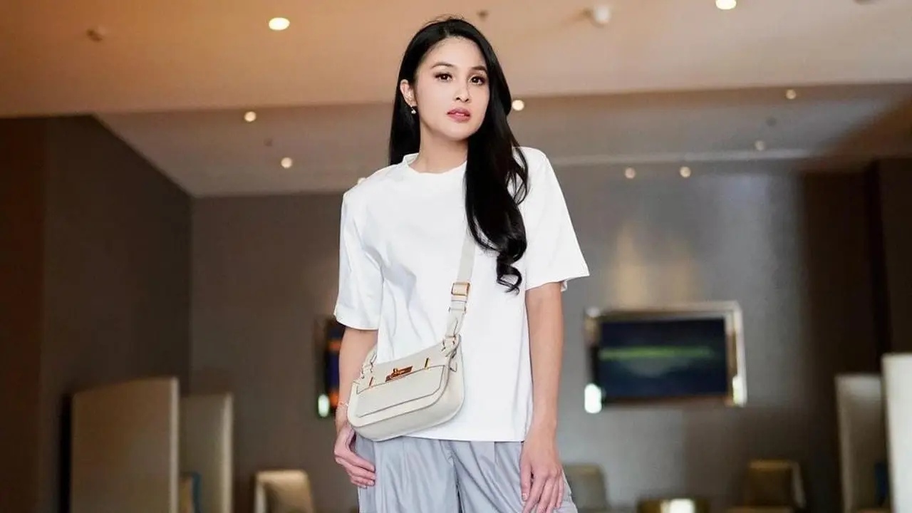 Outfit sederhana Sandra Dewi