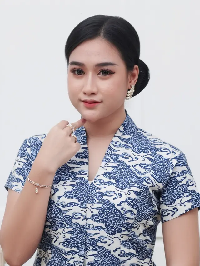 Kebaya Lengan Pendek Klasik Kombinasi Batik