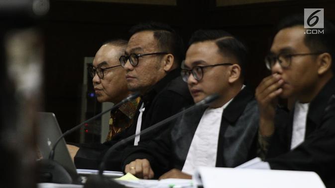 Terdakwa Johannes Budisutrisno Kotjo (kiri) menjalani sidang lanjutan kasus PLTU Riau-1 di Pengadilan Tipikor Jakarta, Kamis (11/10). Hari ini terdakwa Johannes Budisutrisno Kotjo menjalani persidangan pemeriksaan saksi. (Liputan6.com/Herman Zakharia)