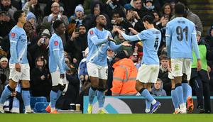 Pemain Manchester City merayakan gol yang dicetak Antoine Semenyo yang berhasil mencetak gol debut dalam laga babak ketiga Piala FA 2025/2026 melawan Exeter City di Etihad Stadium, Sabtu (10/1/2026) malam WIB. (Oli SCARFF / AFP)