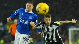 Pemain Newcastle, Kieran Trippier (kanan) berebut bola dengan pemain Everton, Vitaliy Mykolenko pada laga lanjutan Liga Inggris 2023/2024 di Goodison Park, Liverpool, Inggris, Jumat (08/12/2023) dini hari WIB. (AP Photo/Jon Super)